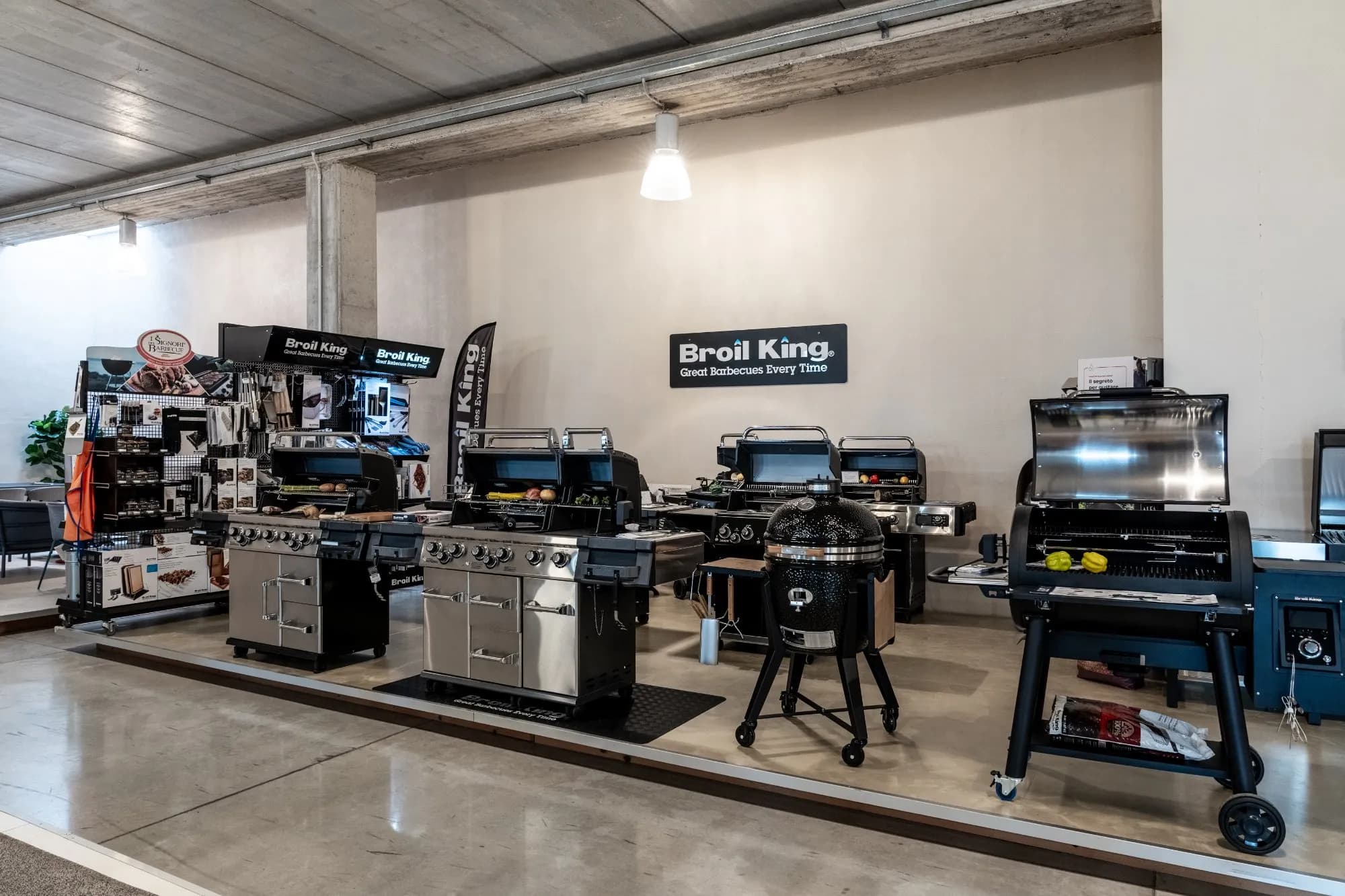 Area cucine da esterno e barbecue dello showroom