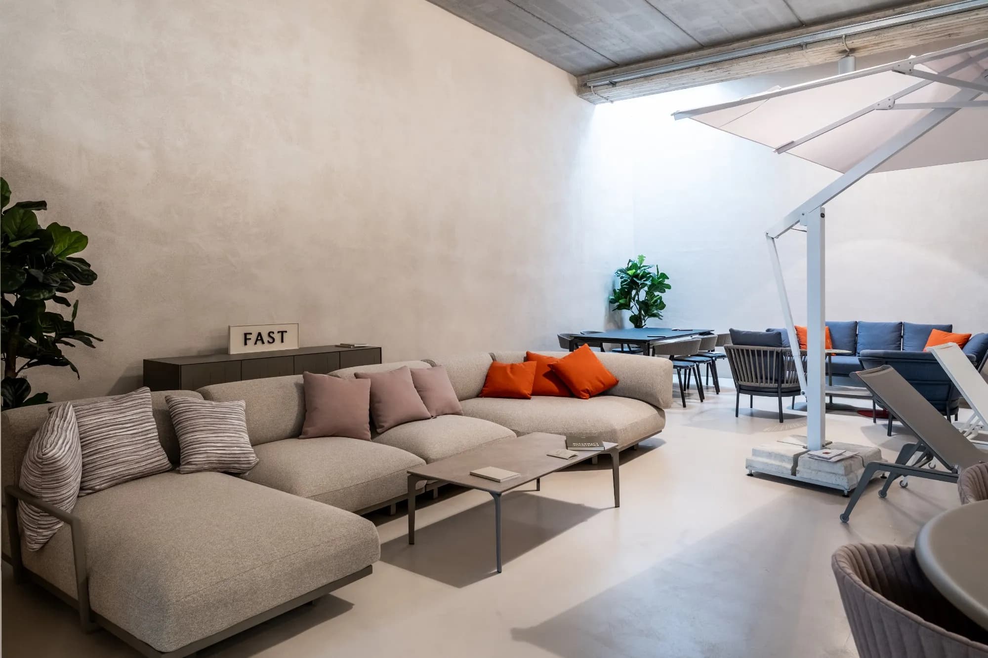 Salotto outdoor allestito nello showroom