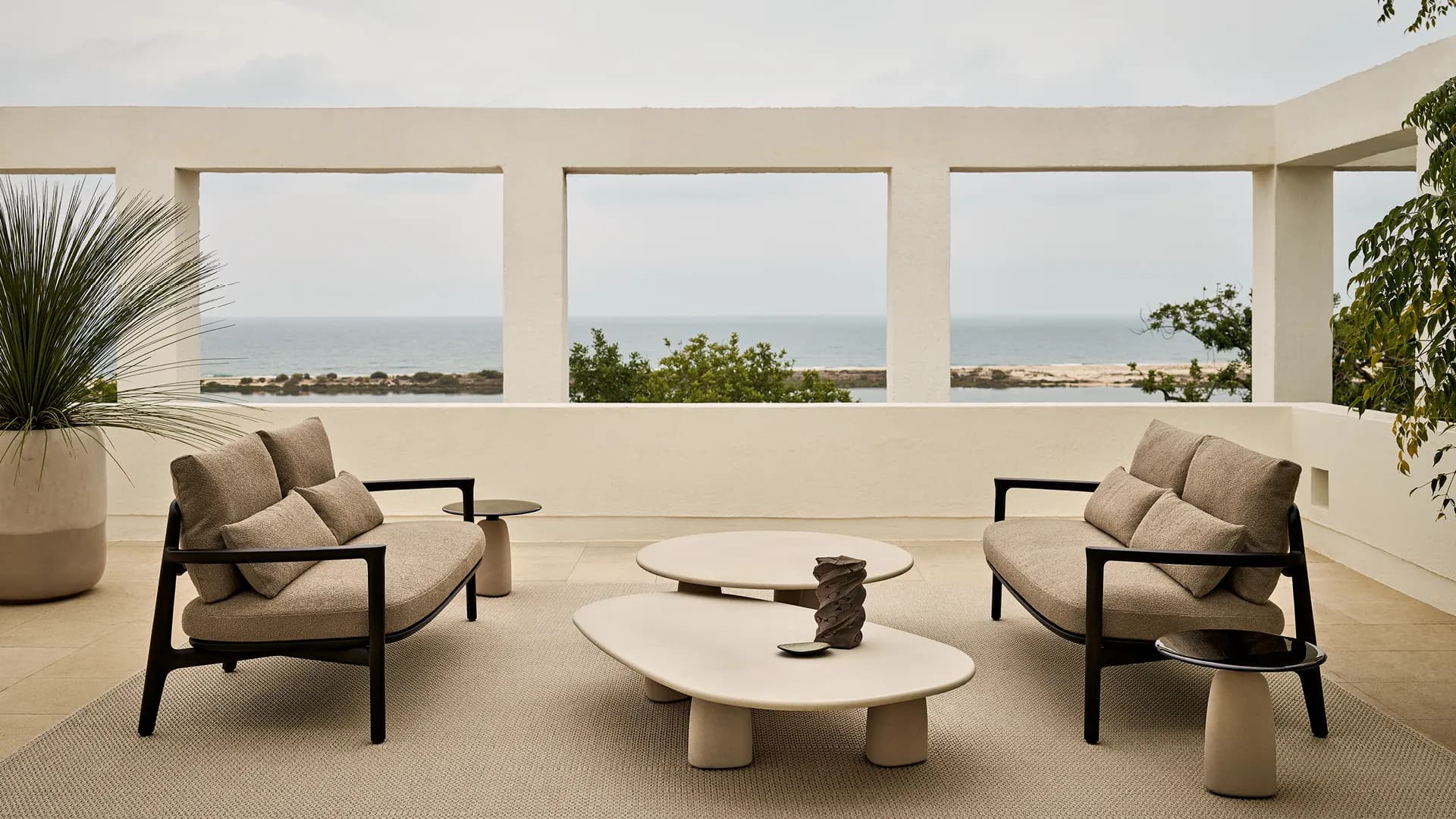 Terrazza allestita con sedute e tavolino, affaccio sul verde