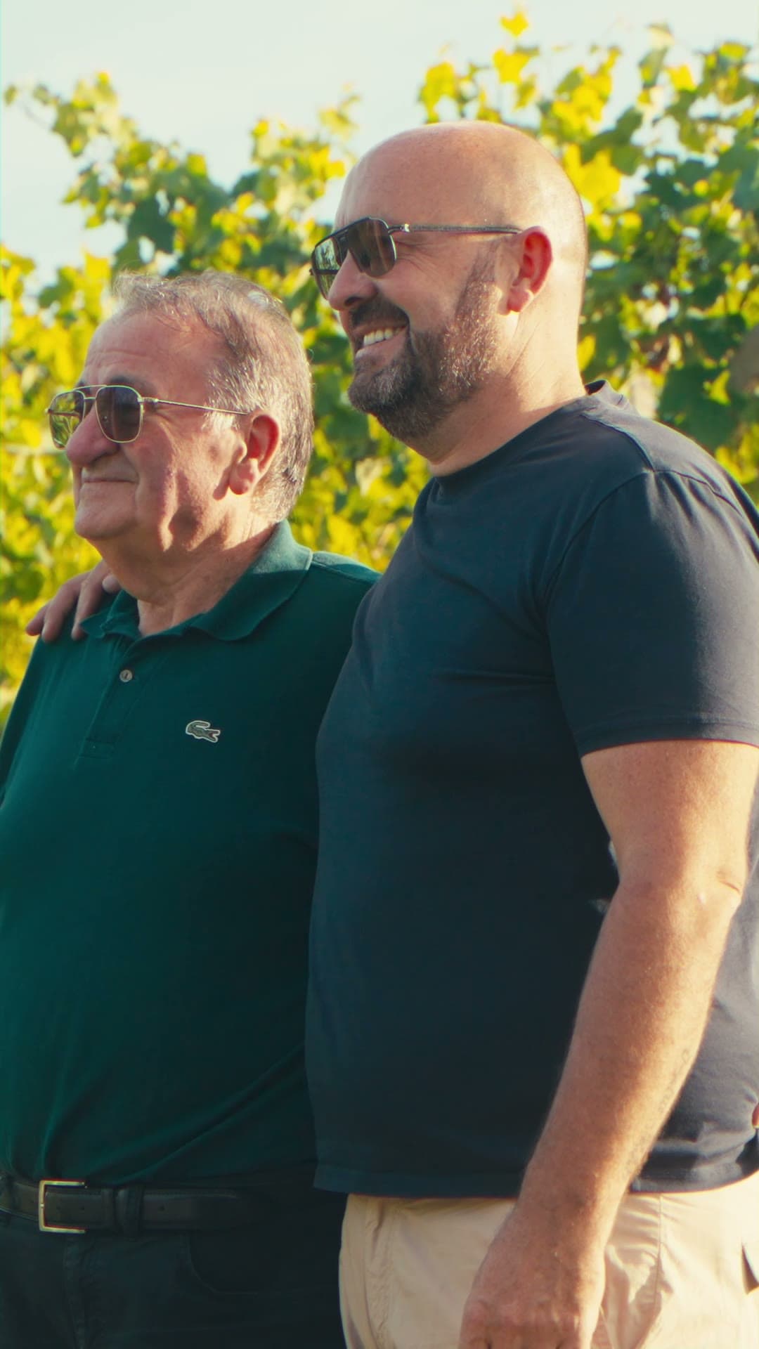 Video verticale: due generazioni della famiglia fra i filari